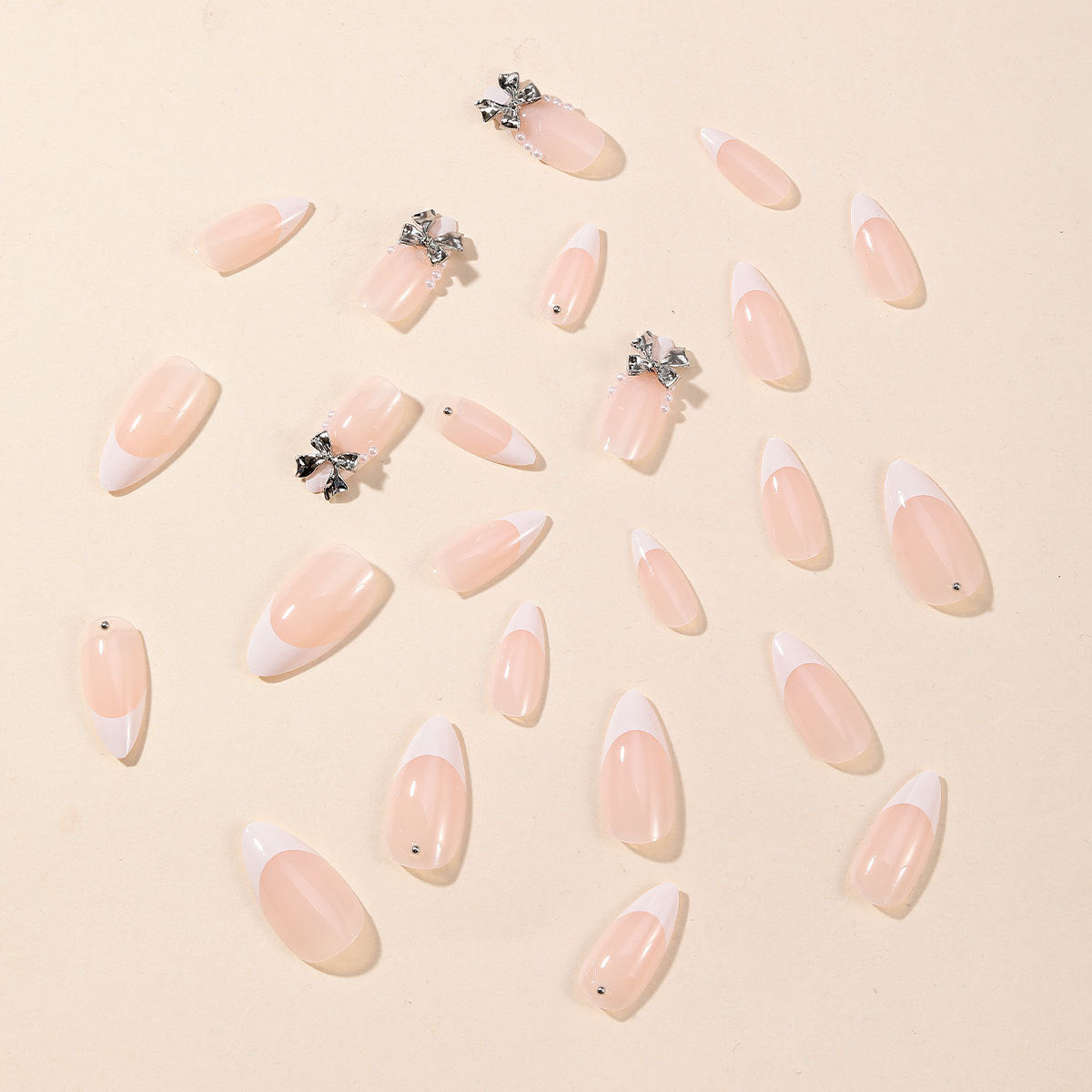 Elegante Stiletto Nagelkunst mit Strass-Akzenten Brehn