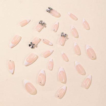 Elegante Stiletto Nagelkunst mit Strass-Akzenten Brehn
