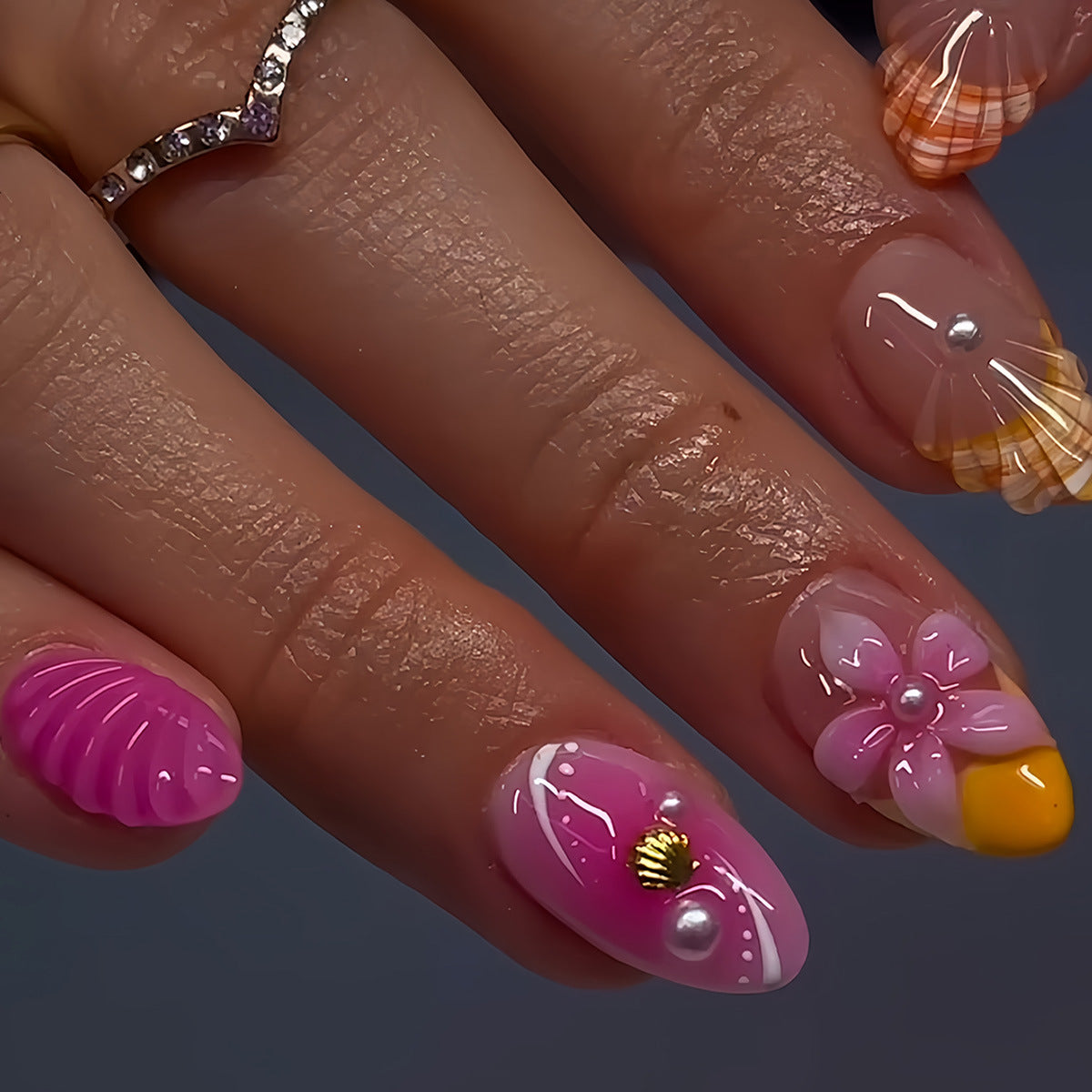 Künstlerisches von Muscheln inspiriertes Press-On-Nail-Set Brehn