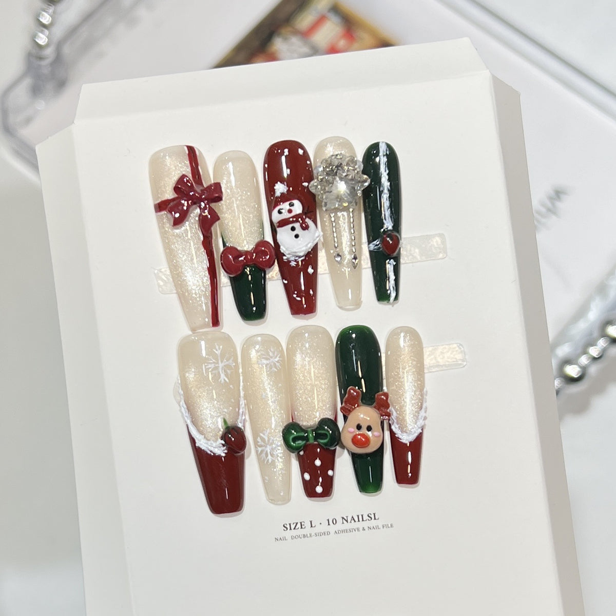 Festliches Nagelkunst-Set zum Aufkleben mit charmanten Feiertagsdesigns Brehn