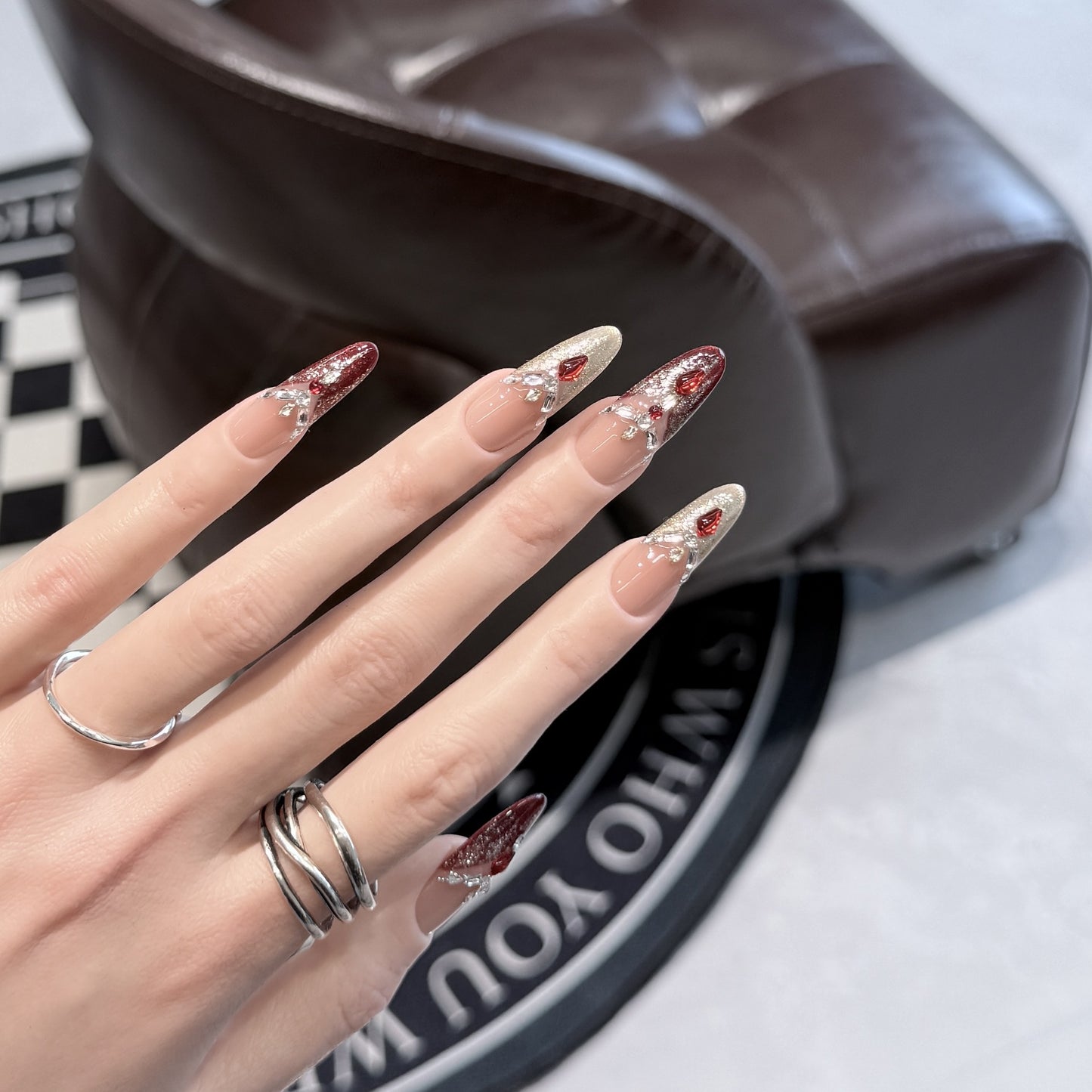 Dekoratives Stiletto Press-On Nagelset mit Edelsteinakzenten Brehn