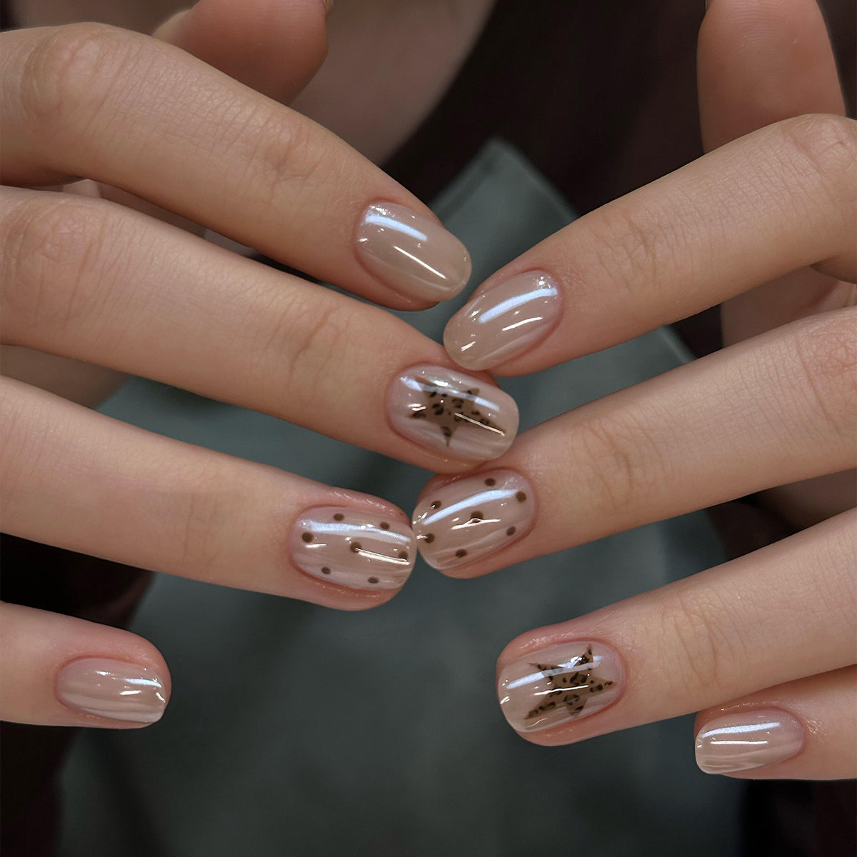 Kunstvolle Nagelkunst mit modernem Muster Brehn
