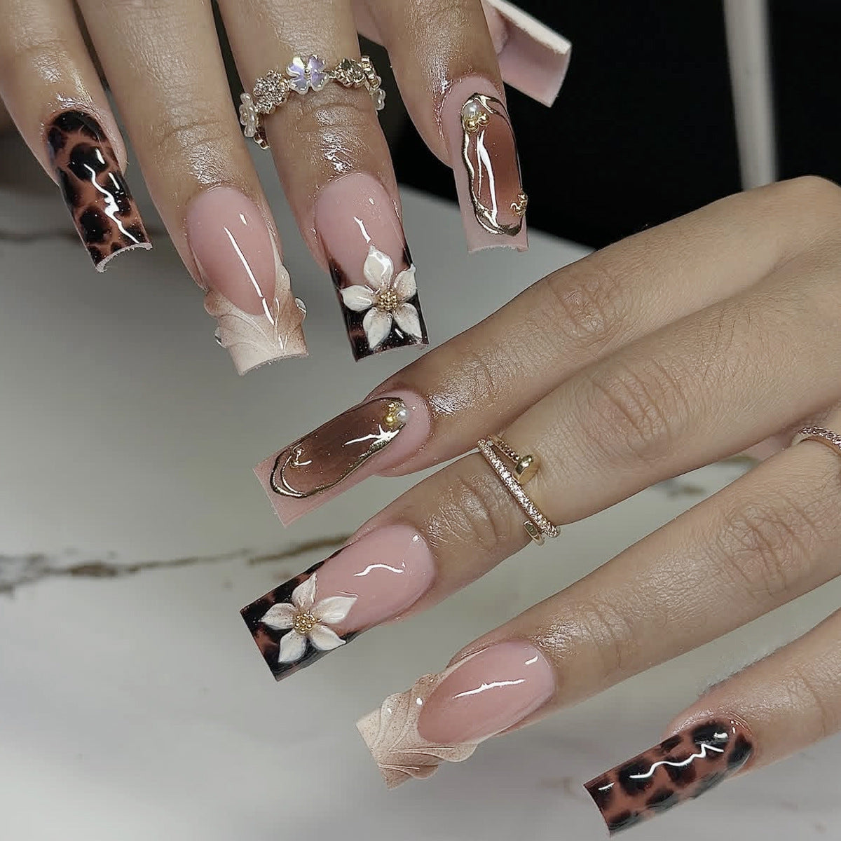 Künstlerische florale und abstrakte Nagelkunstverlängerungen Brehn