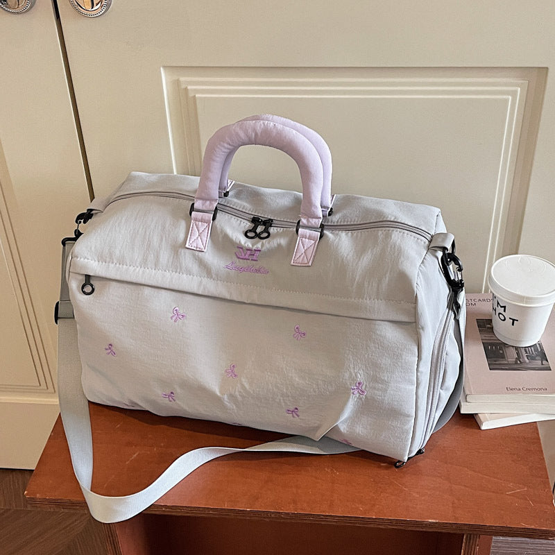 Stylische bestickte Reisetasche