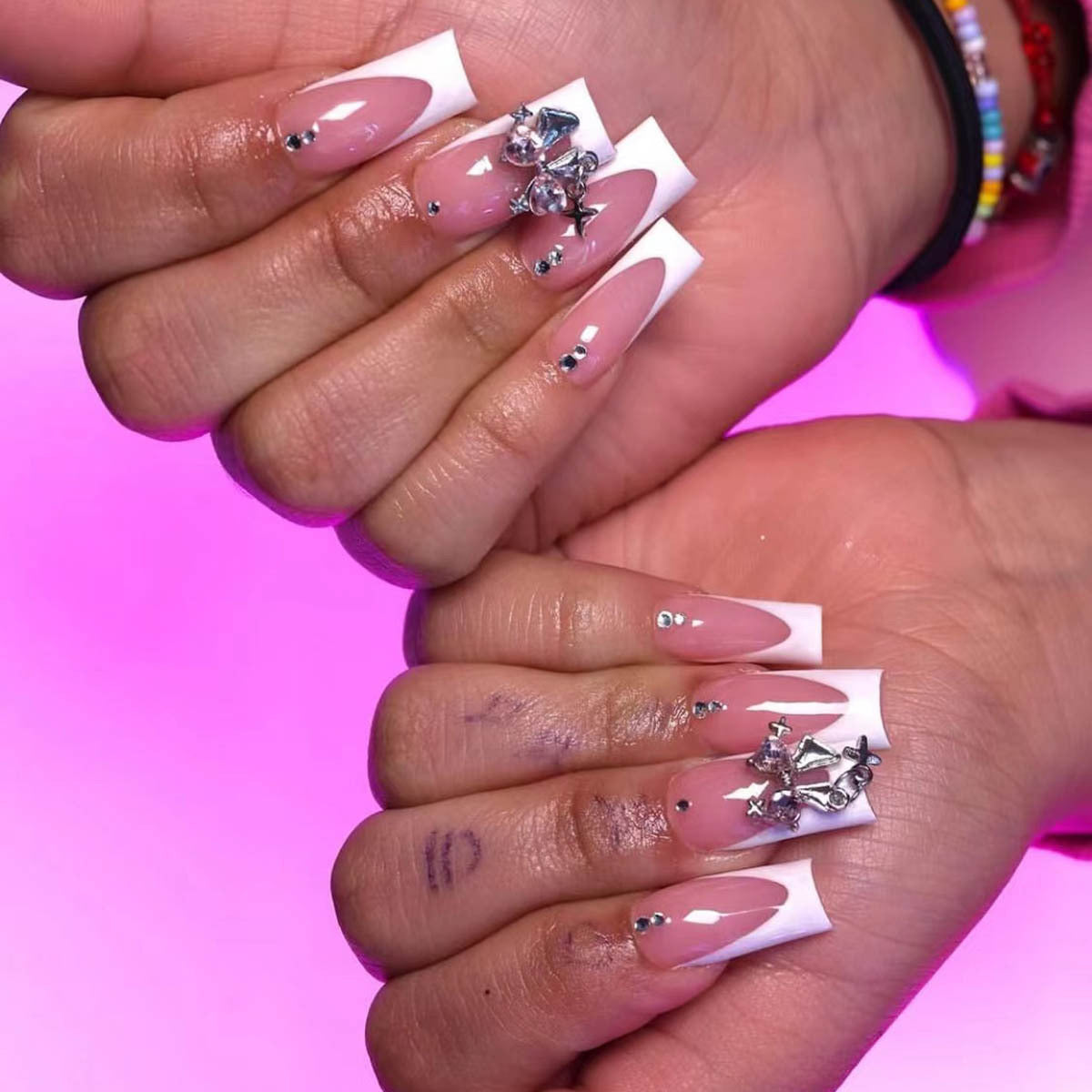 Kunstnagelset mit luxuriösen French-Spitzen und eleganten Verzierungen Brehn