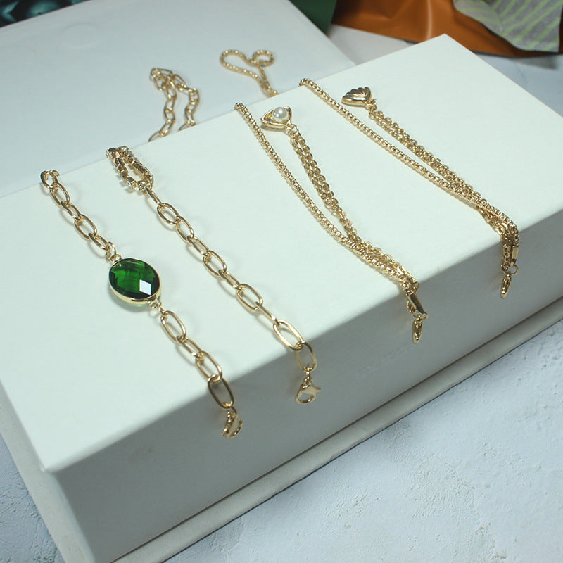 Elegante Kette mit Grünem Stein und Goldenen Akzenten Brehn