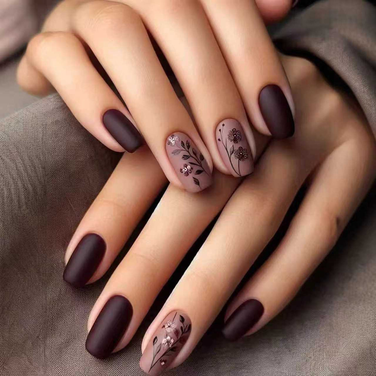 Künstlerisches Florales Mattschmuck-Nageldesign Brehn