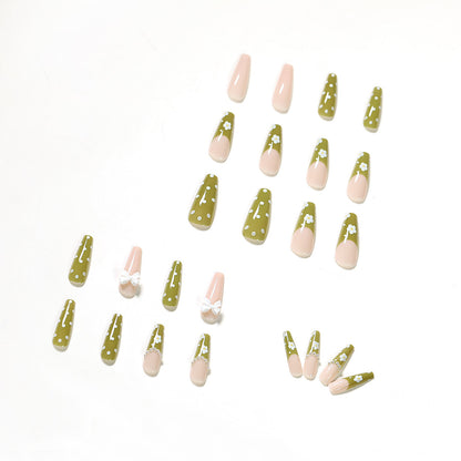 Kunstvolle Nagelverlängerungen mit zartem Blumendesign Brehn