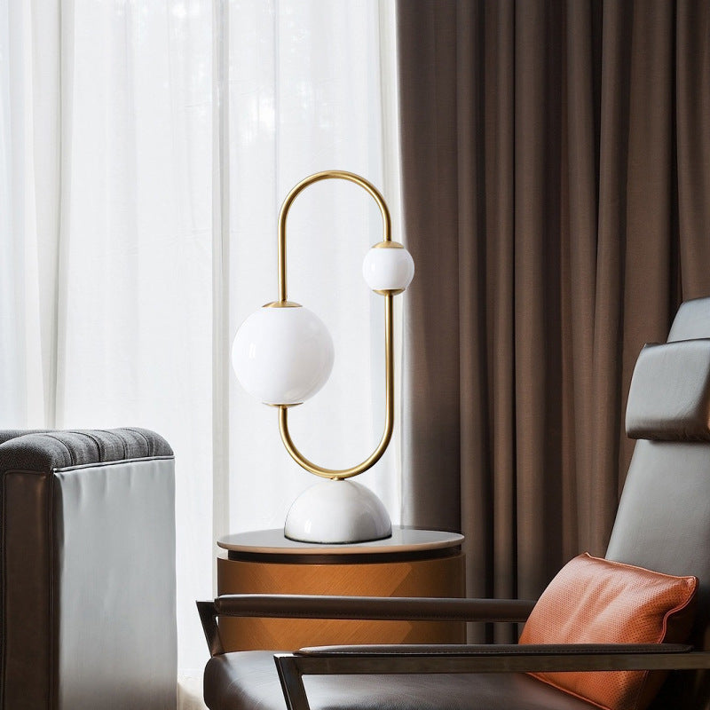 Dekorative Tischlampe mit einzigartigem Skulpturdesign