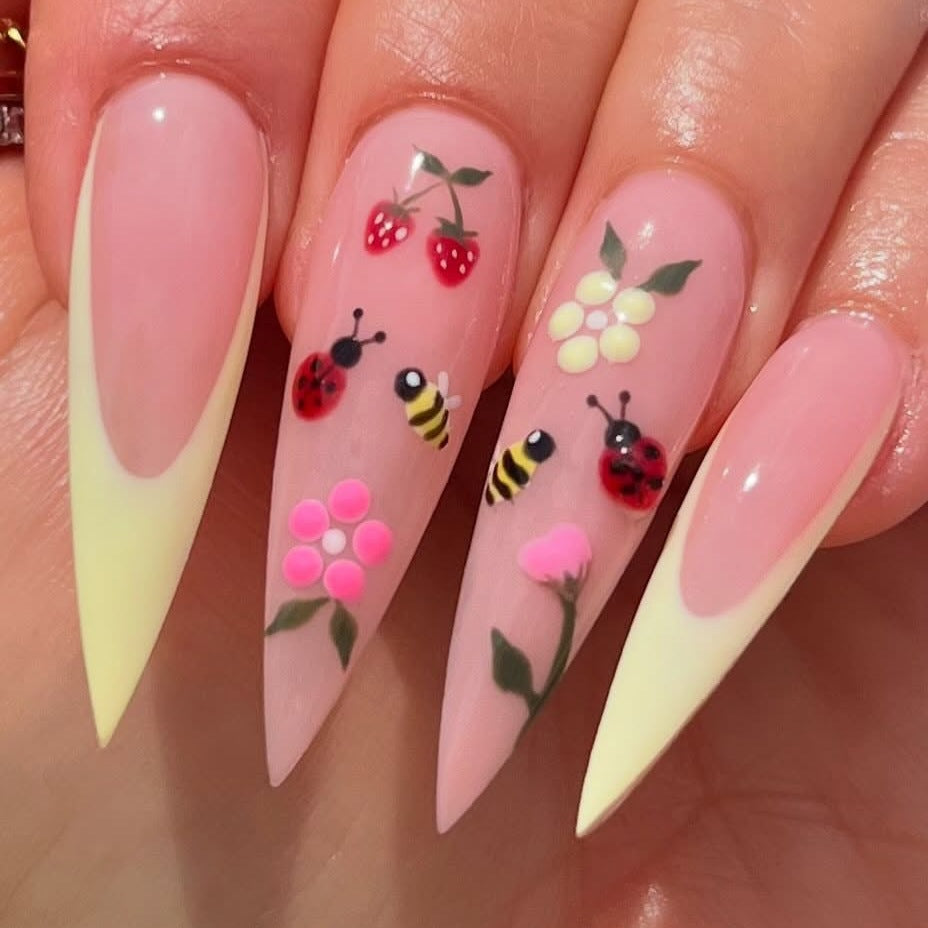 Kunstnagelset mit buntem Frühlingsdesign und eleganten Spitzen Brehn