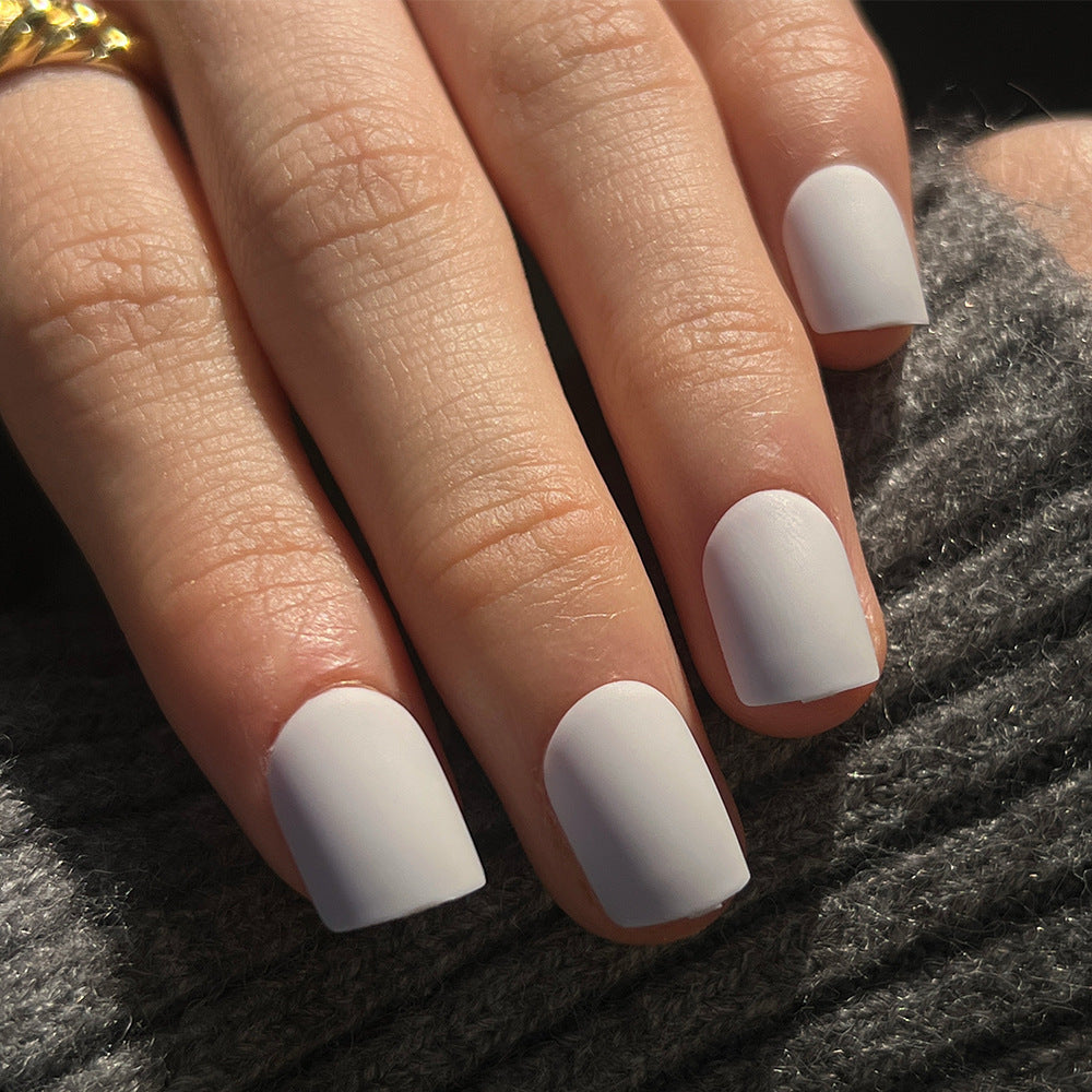 Künstliche Nagelkunst mit mattem Finish Brehn