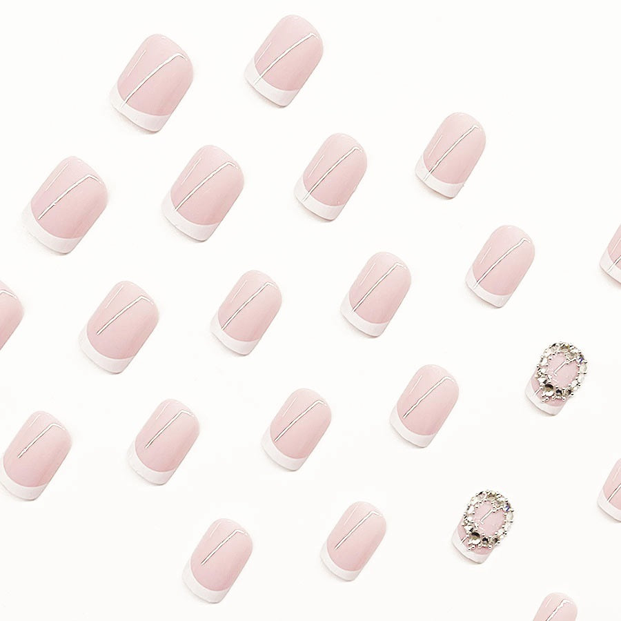 Kunstnagelset mit Elegantem French Design und Strassverzierungen Brehn