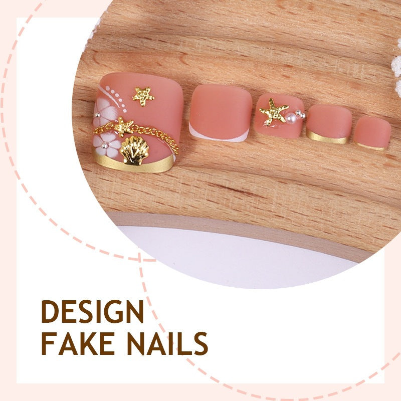 Kunstnagelset mit eleganten, floralen Akzenten und goldenen Verzierungen Brehn