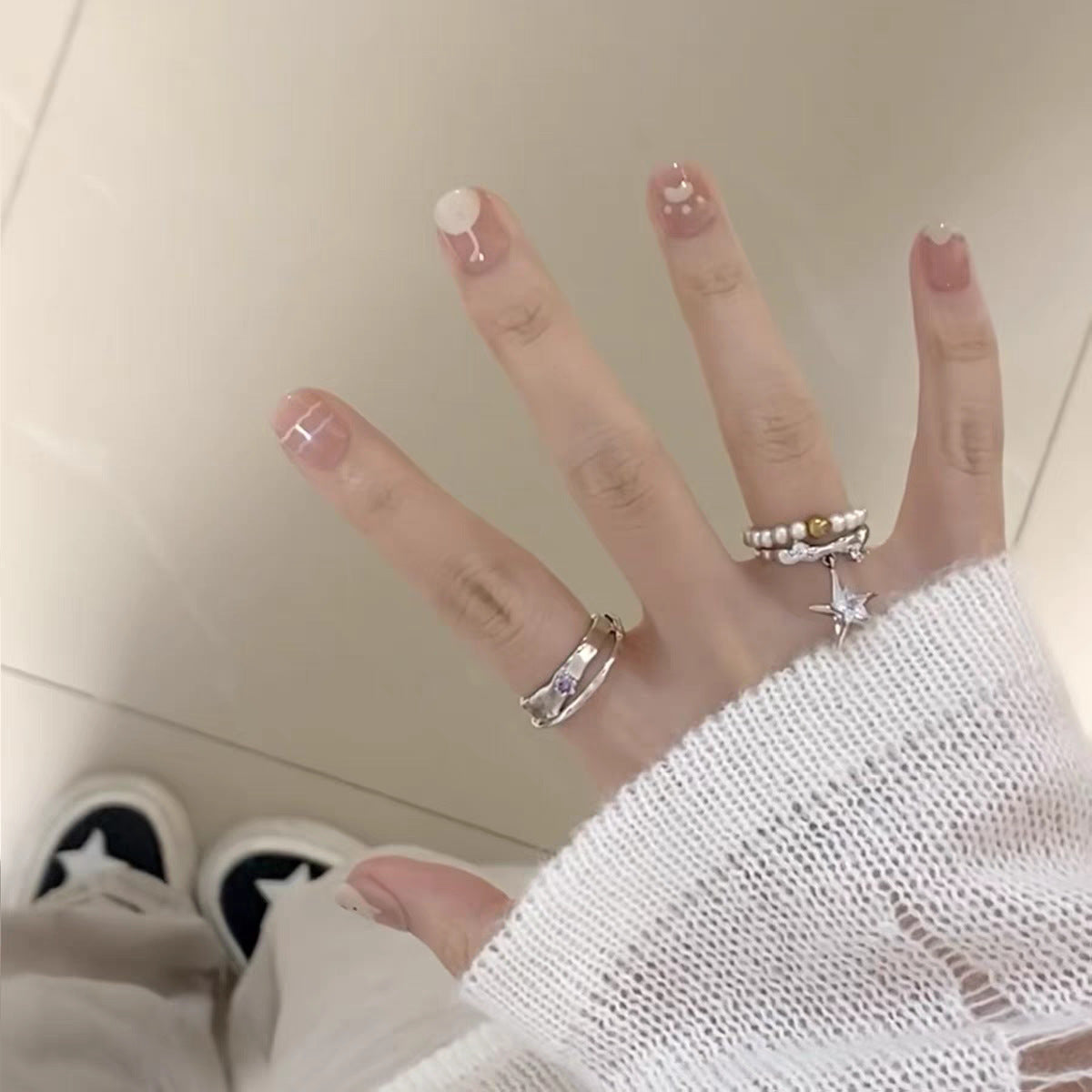 Künstlerisches Press-On-Nagelset mit floralen und glänzenden Akzenten Brehn
