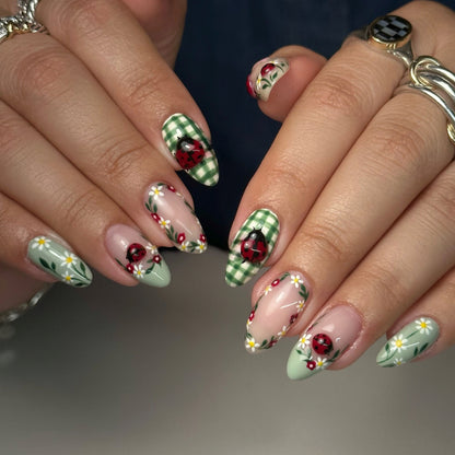 Künstlerisches Press-On Nagelkunst-Set mit floralem Marienkäfer-Design Brehn