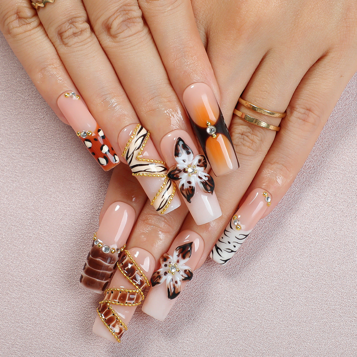 Kreatives Kunstnagel-Set mit stilvollen Designs Brehn