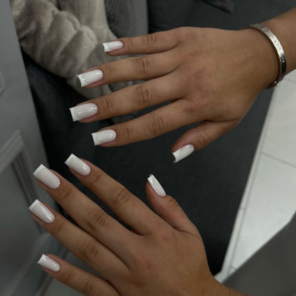Elegante Stiletto Press-On Nagelkunst mit Strass-Akzenten Brehn