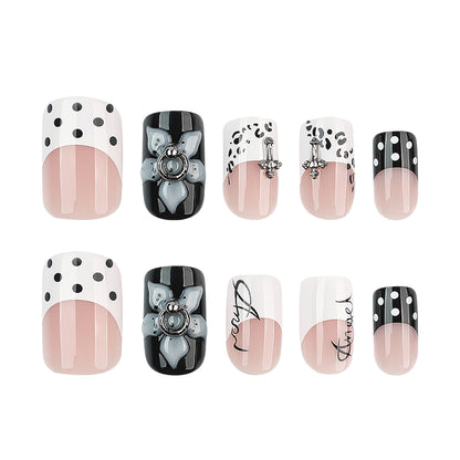 Kunstvolle Nagelverlängerungen mit elegantem Schwarz-Weiß Design Brehn