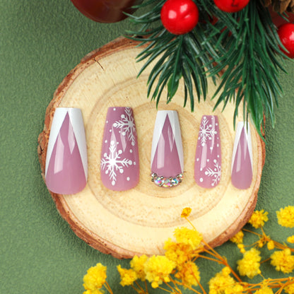 Kunstvolle Nagelverlängerungen mit Schneeflocken-Design und Glitzerakzenten Brehn