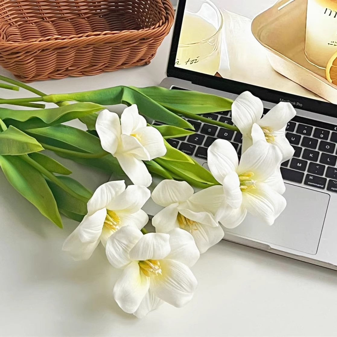 Realistische Orchideen-Blumenarrangement