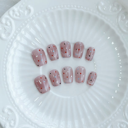 Künstlerisches Press-On-Nagelset mit verspielten Punkten