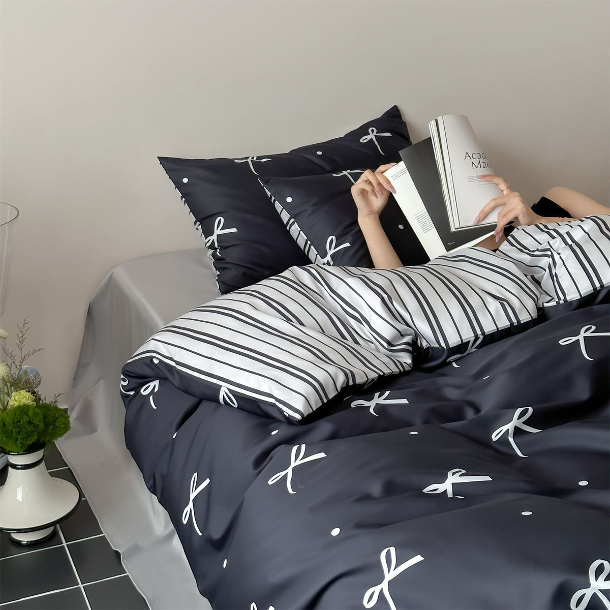 Modernes Baumwoll-Bettwäscheset mit minimalem Schleifen-Print und gestreifter Wendeseite