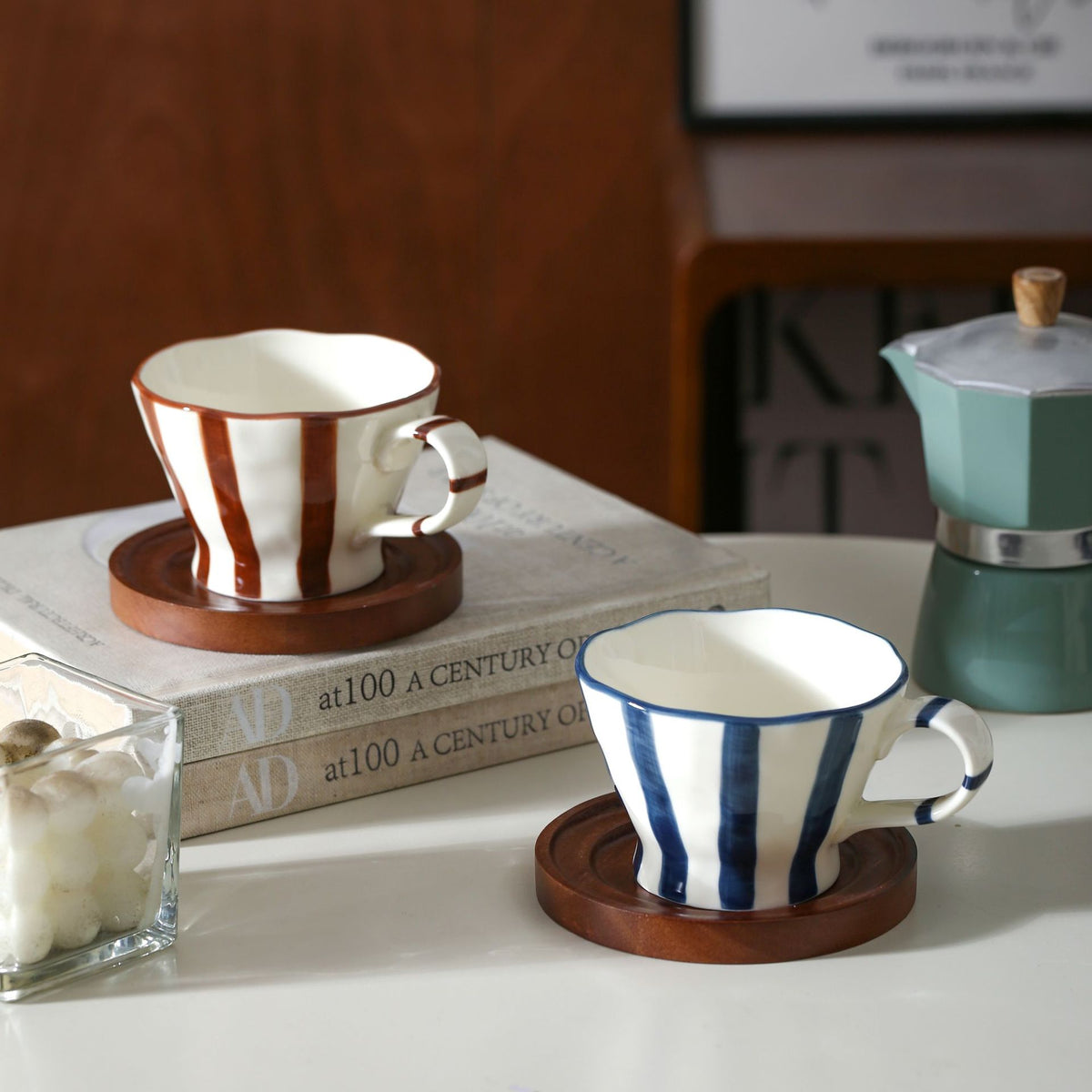Skulpturale Keramik-Kaffeetasse mit geschwungenem Rand und markantem Streifendekor