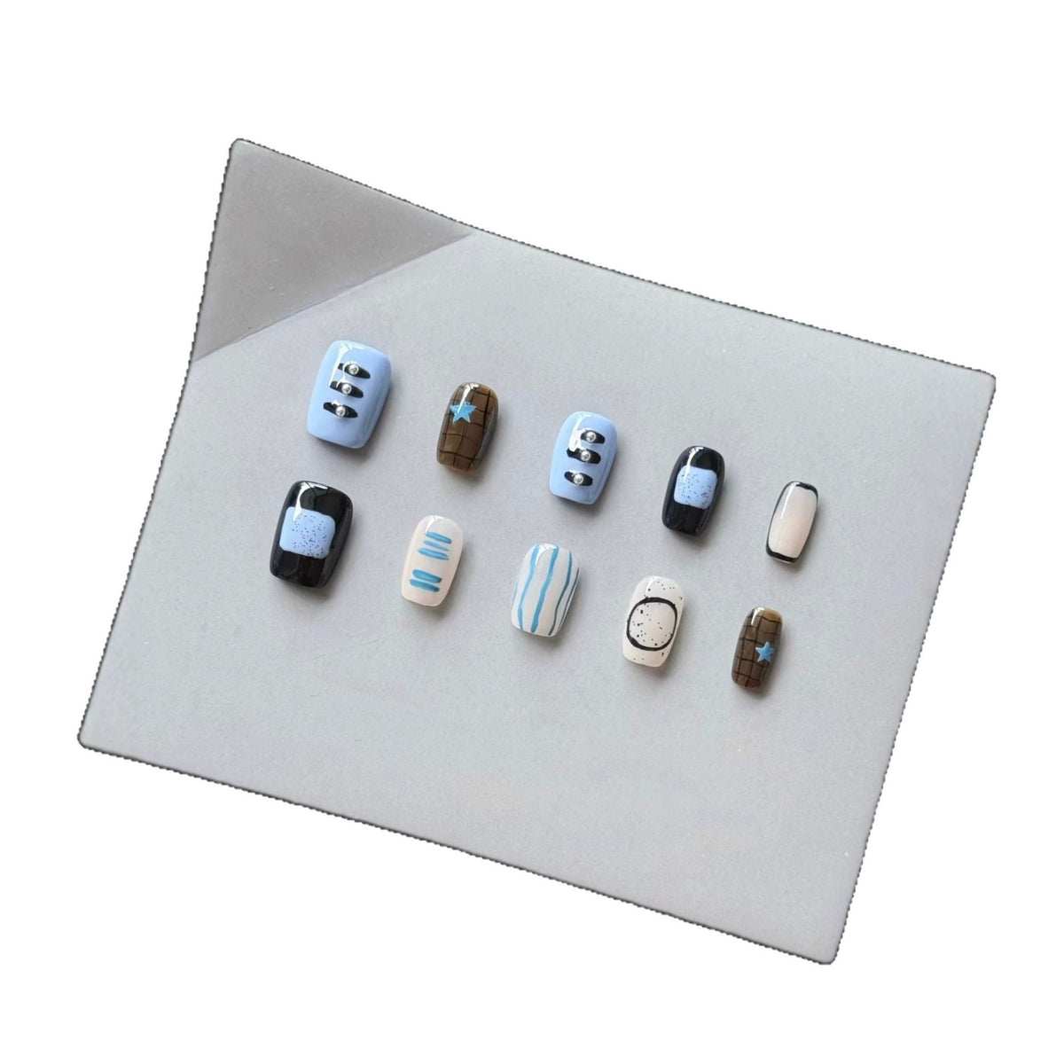 Künstlerisches Press-On Nagelkunst Set mit modernen geometrischen Mustern