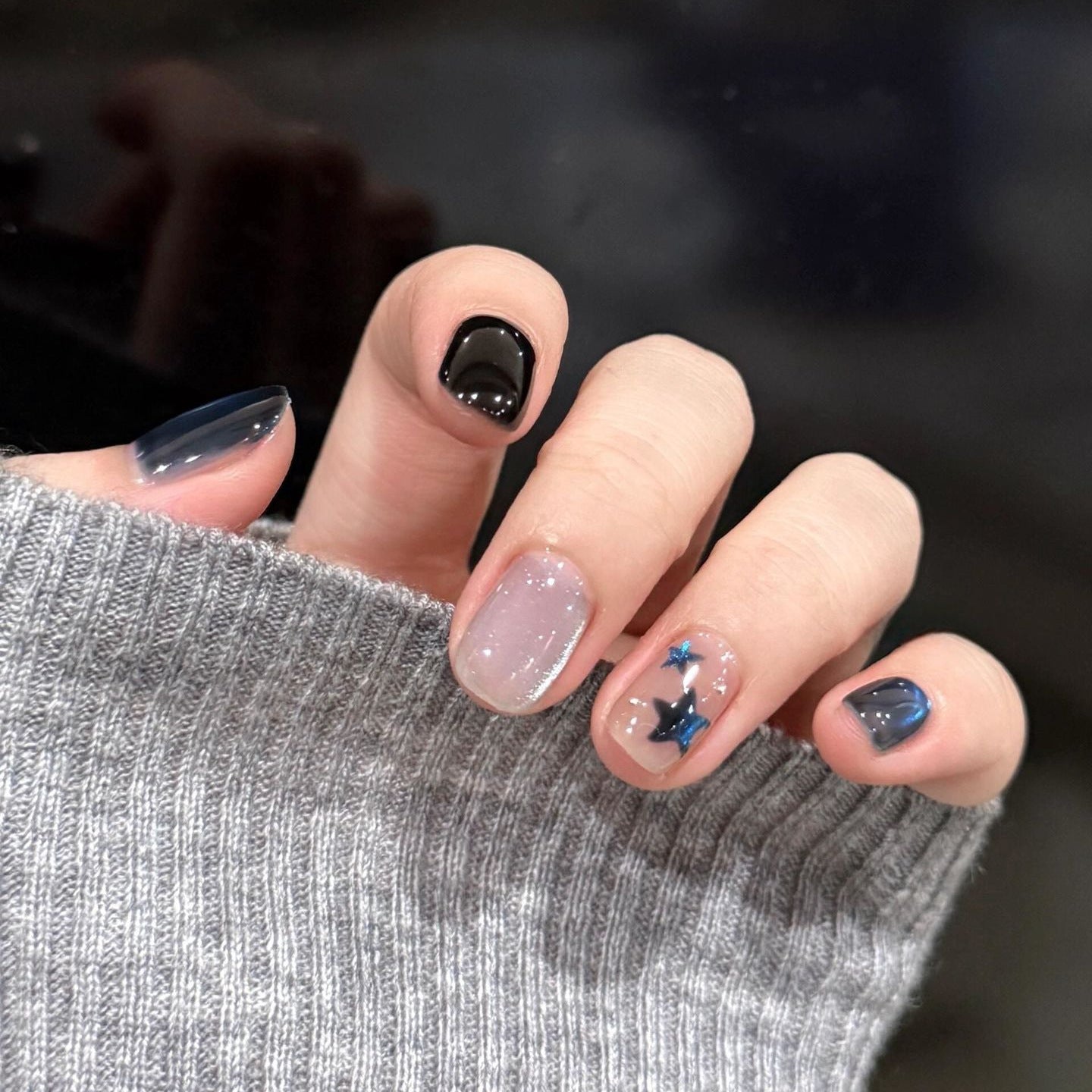 Kunstnägel mit Elegantem Sternendesign und Schimmernden Effekten Brehn