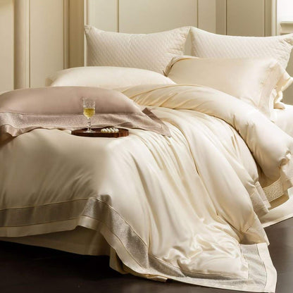 Luxuriöses Satin-Bettwäsche-Set mit spitzenbesticktem Rand und gesteppten Kissenbezügen