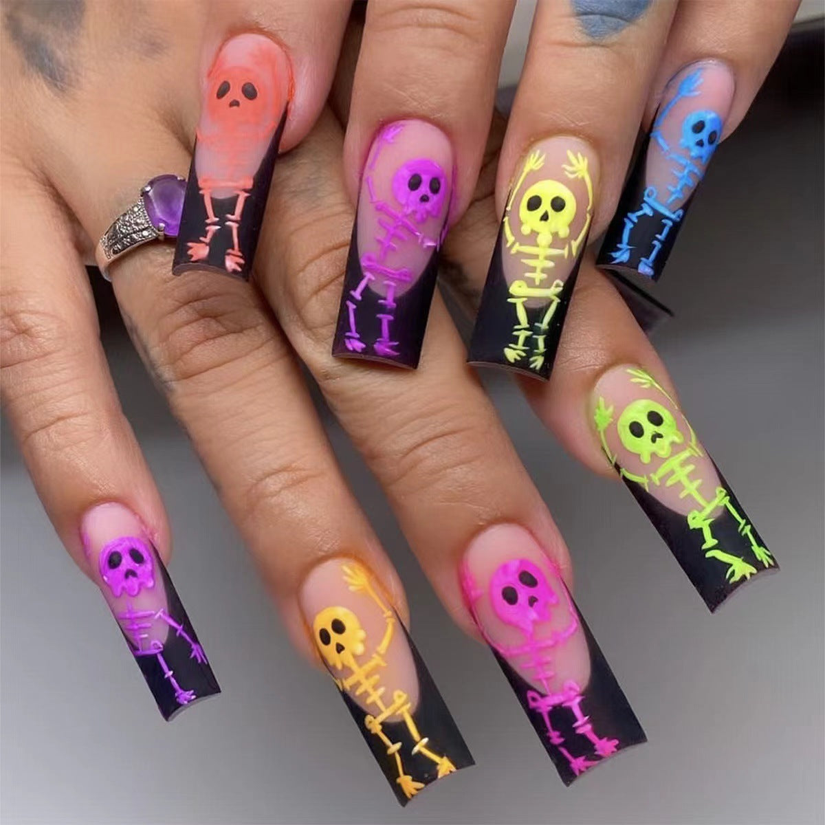 Kreatives Halloween Kunstnagelset mit Skelettherzen und leuchtenden Akzenten Brehn