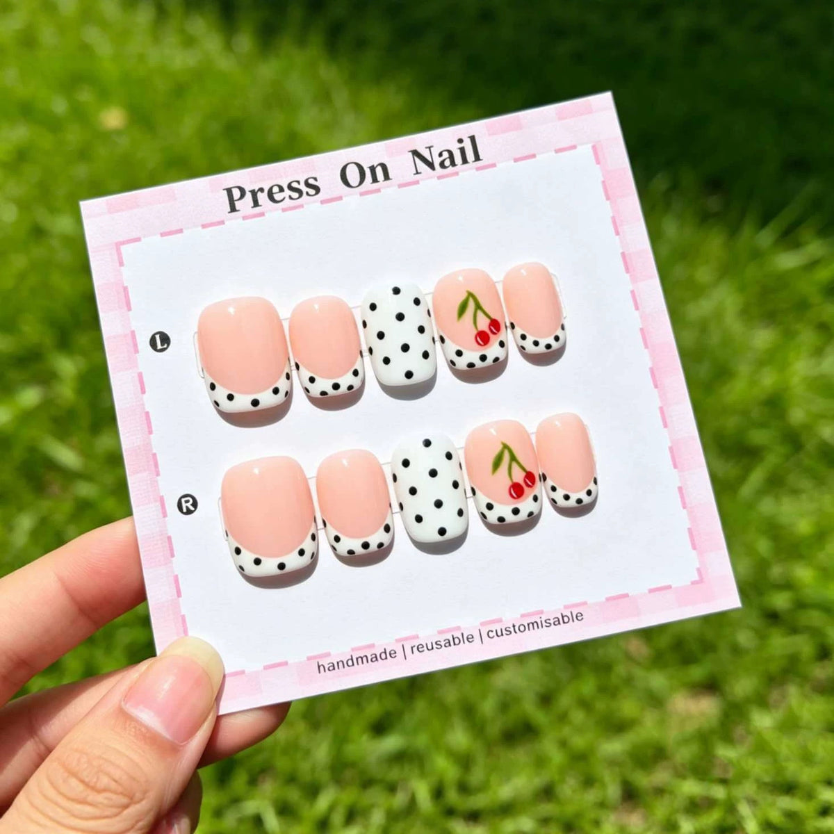 Dekoratives Press-On Nagelkunstset mit Kirsch- und Punktedesign