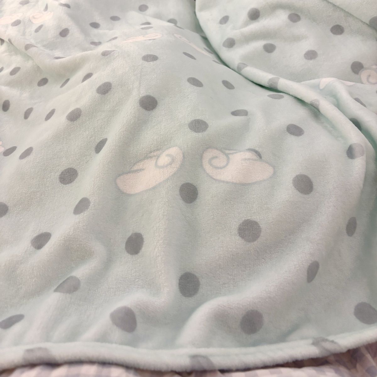 Weiche Fleece-Punkte-Decke