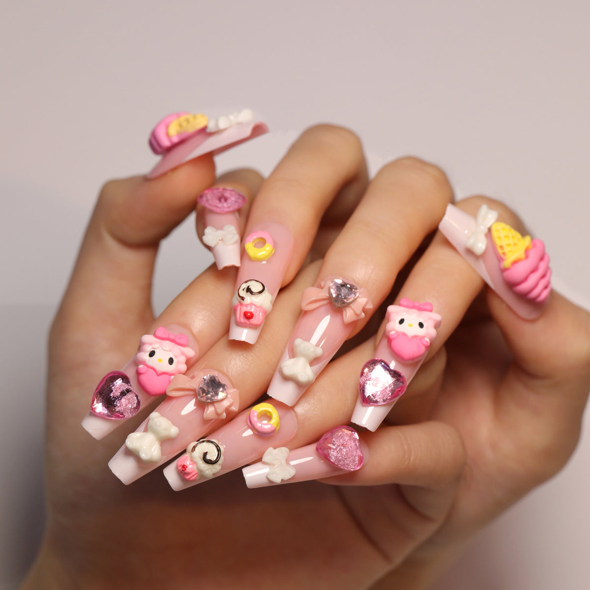 Kunstvolle Nagelverlängerungen mit 3D Dessert-Motiv Brehn