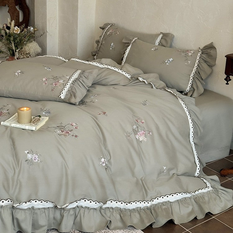 Bettwäsche-Set aus Baumwollsatin im Vintage-Stil mit floraler Stickerei, Volant und Spitzenbesatz