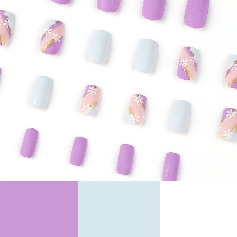 Kunstvolle Nageldesigns mit Blumenmotiv und Glitzerakzenten Brehn