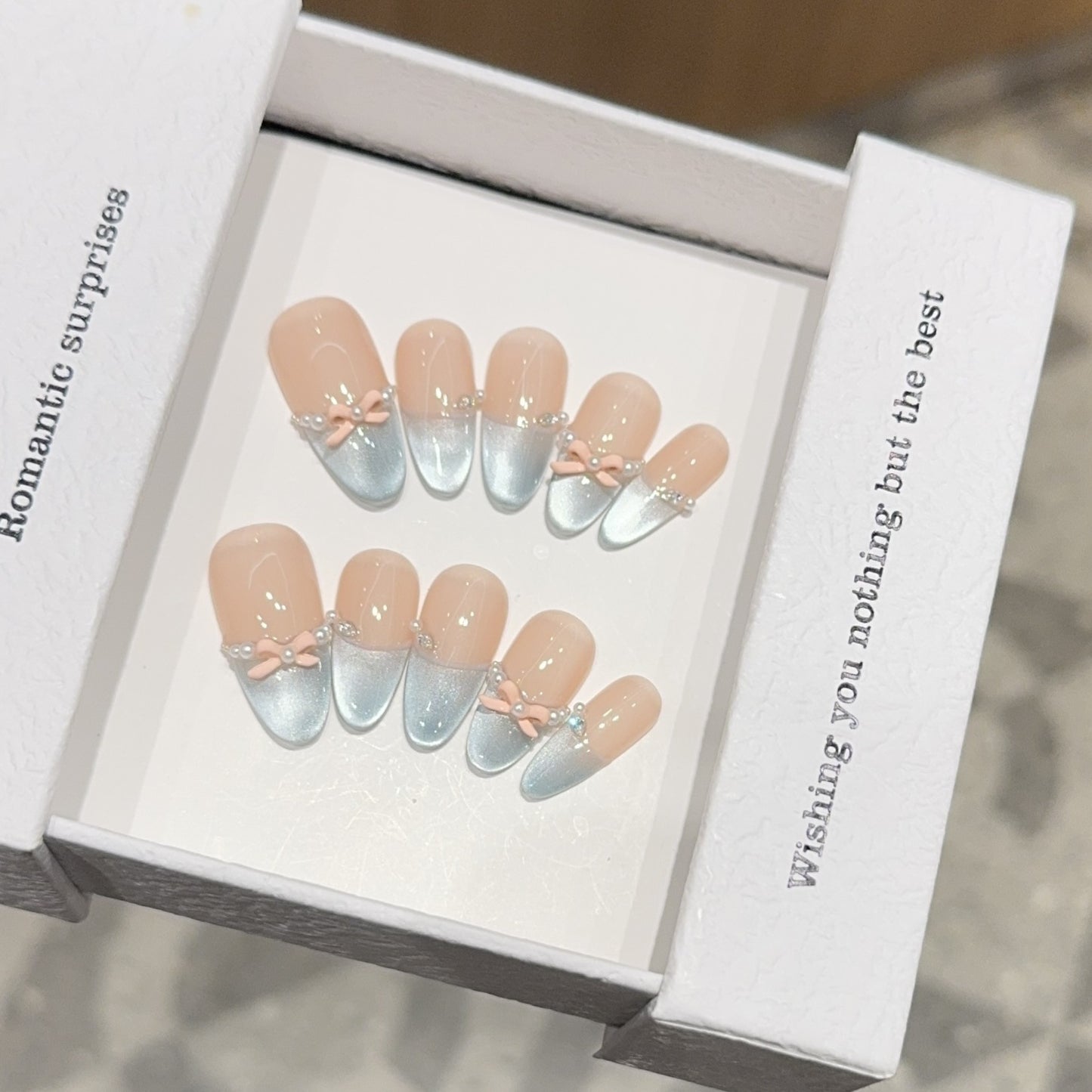 Kunstnagelset mit Romantischen Schleifen- und Glitzerakzenten Brehn