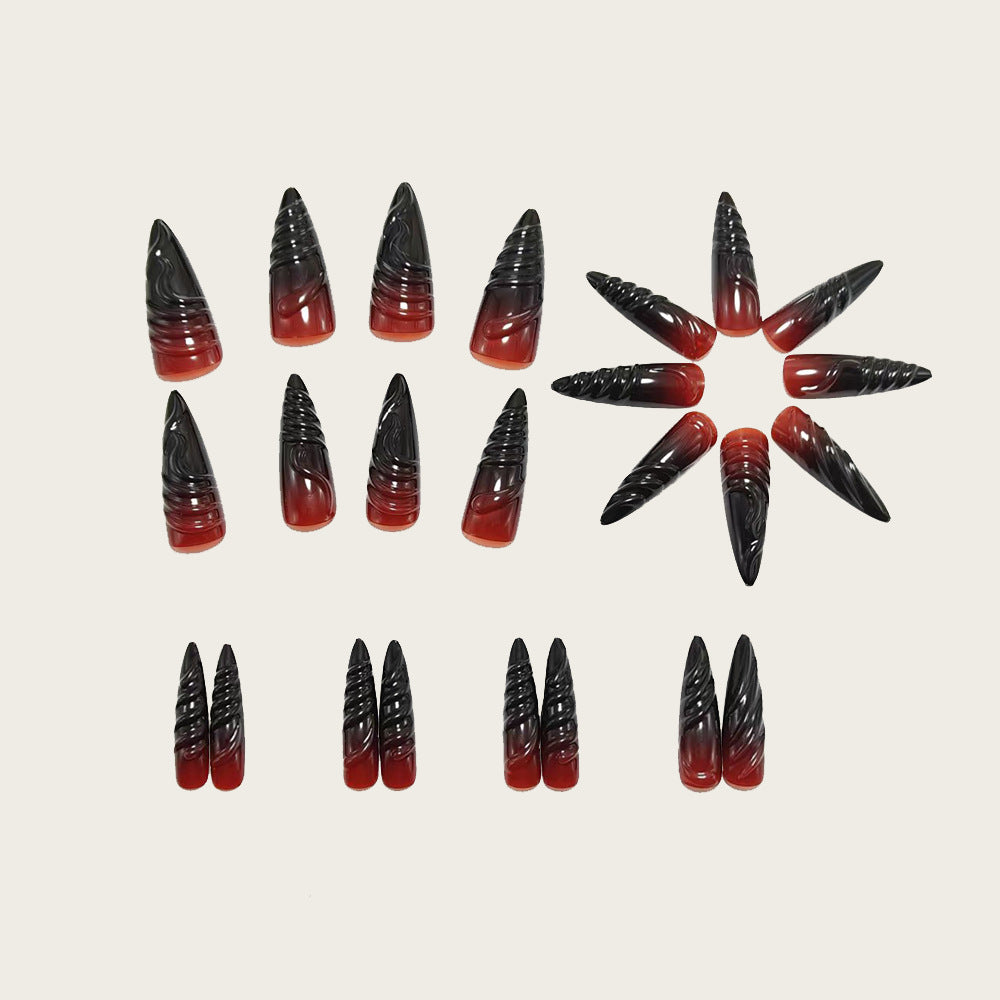 Kunstnägel im Gothic-Stil mit spitzen Enden und glänzender Oberfläche Brehn