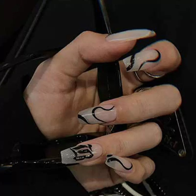 Kunstnagelset mit elegantem Design und kreativen Akzenten Brehn