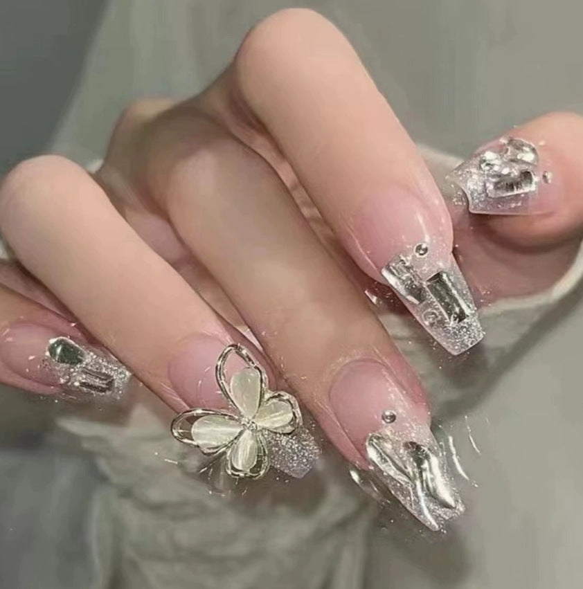 Elegantes Nageldesign mit Perlenverzierung Brehn