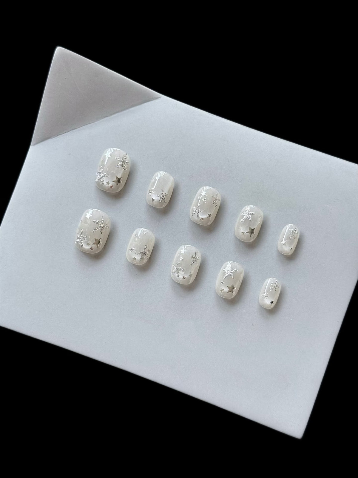 Dekoratives Press-On Nagelset mit himmlischen Motiven