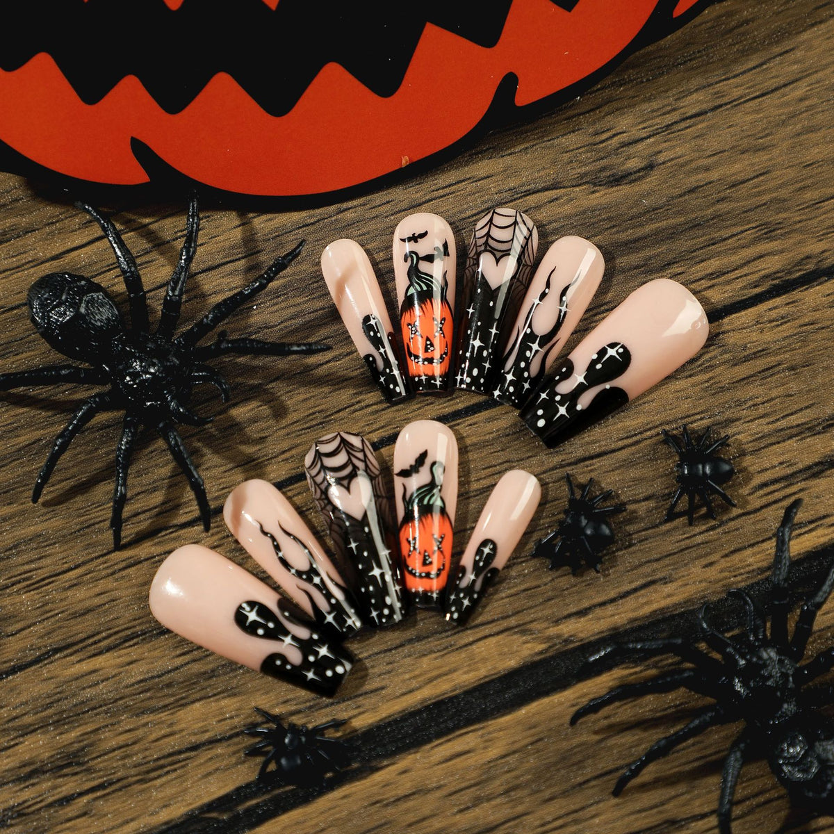 Kunstvolle Halloween-Nägel mit gruseligen Motiven Brehn