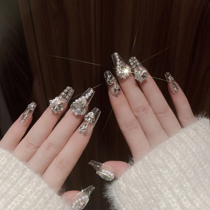 Dekorative, mit Kristallen verzierte Nagelspitzen Brehn