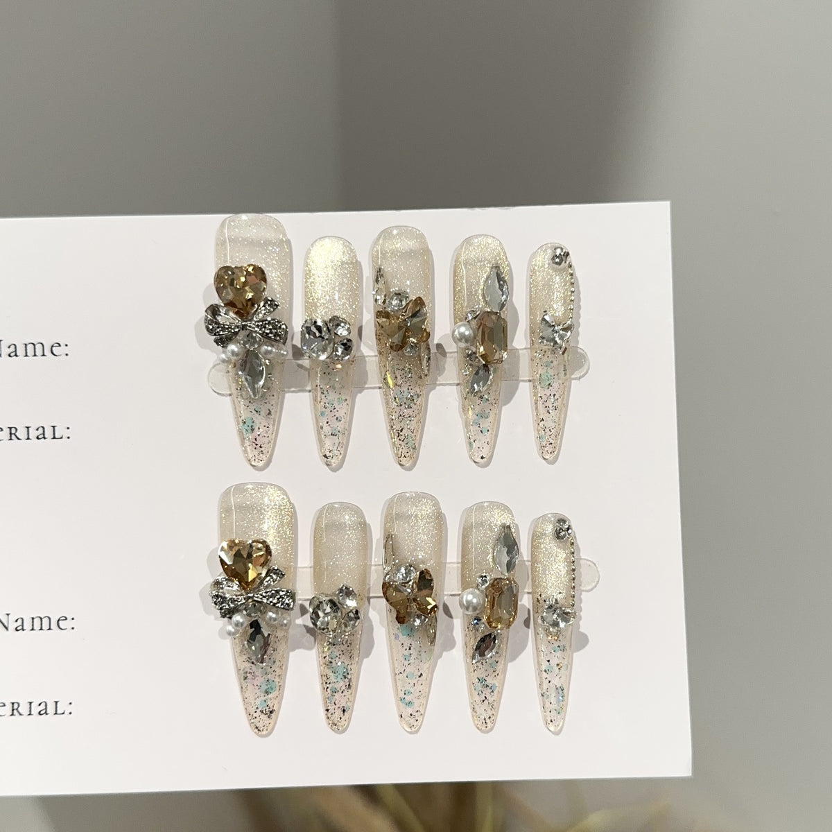 Eleganter Stiletto Press-On Nagelset mit Edelsteinakzenten