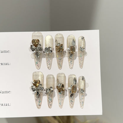 Eleganter Stiletto Press-On Nagelset mit Edelsteinakzenten