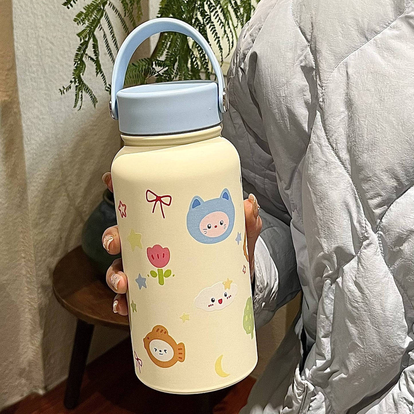 Damen Isolierflasche mit praktischer Tragelasche und verspieltem Design Brehn
