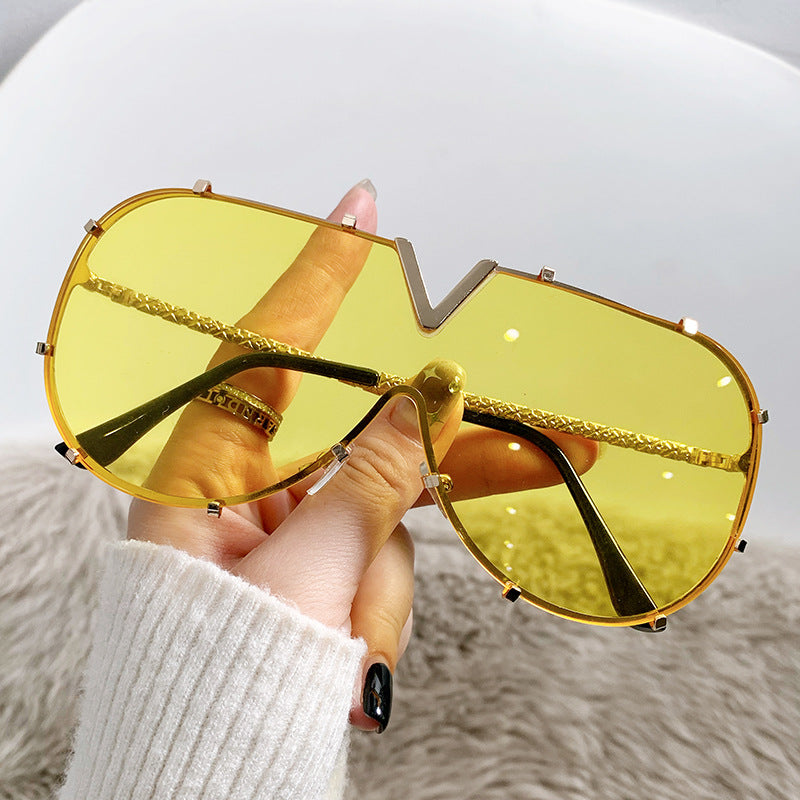 Futuristische Übergroße V-förmige Sonnenbrille