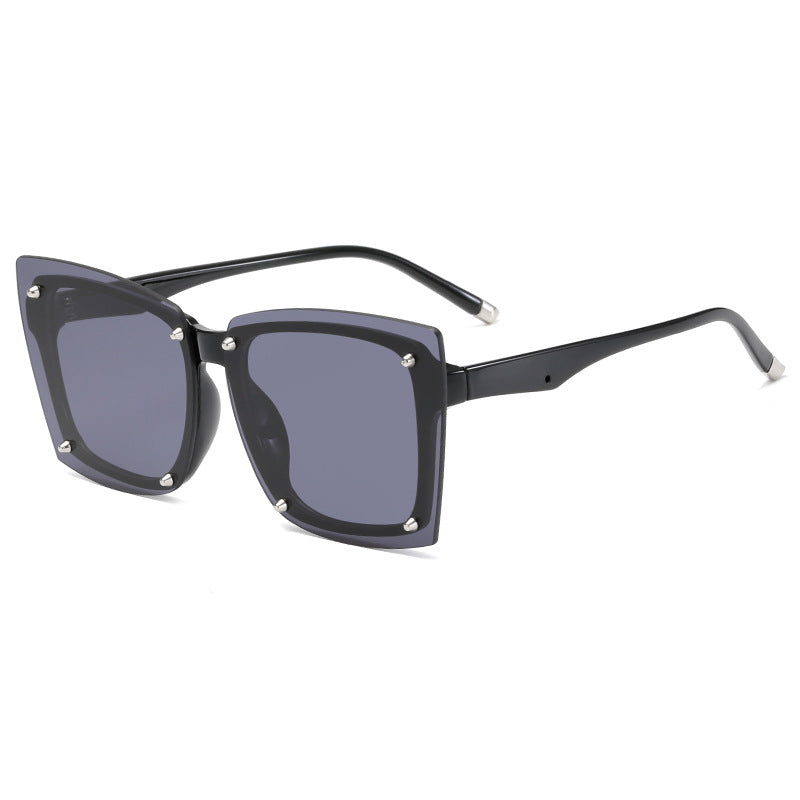 Damen statement Sonnenbrille mit stilvollem quadratischen Rahmen und modischen Akzenten Brehn