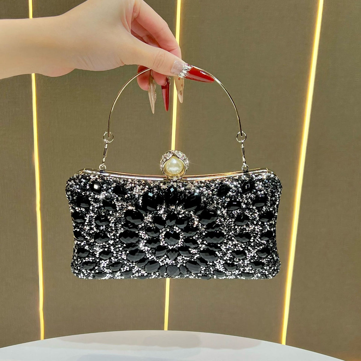 Aufwendig besetzte Abend-Clutch