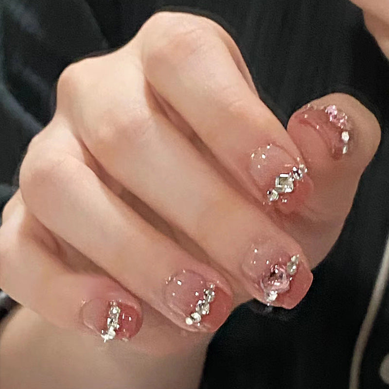 Glamouröse Nail Art mit Strass-Details Brehn